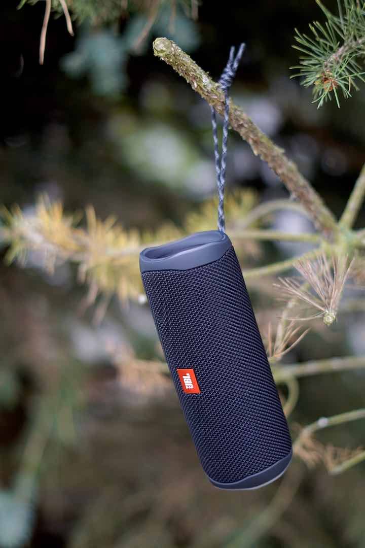 JBL Flip 5 haengt in einem Baum