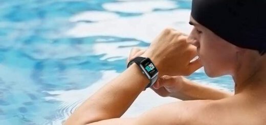 Willfull Smartwatch am Handgelenk eines Schwimmers