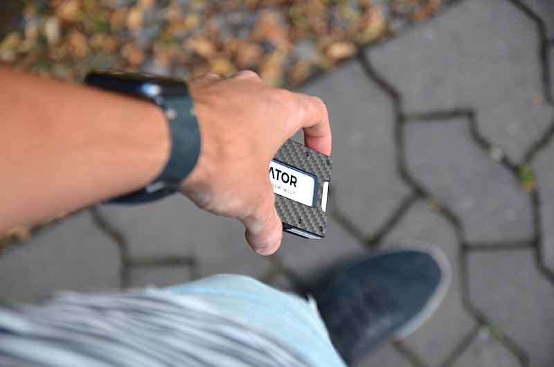 AVIATOR Slide Test: Ultra Slim Wallet mit praktischem Zugband