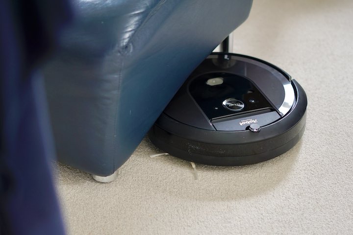 iRobot Staubsauger ist unter einem Sessel