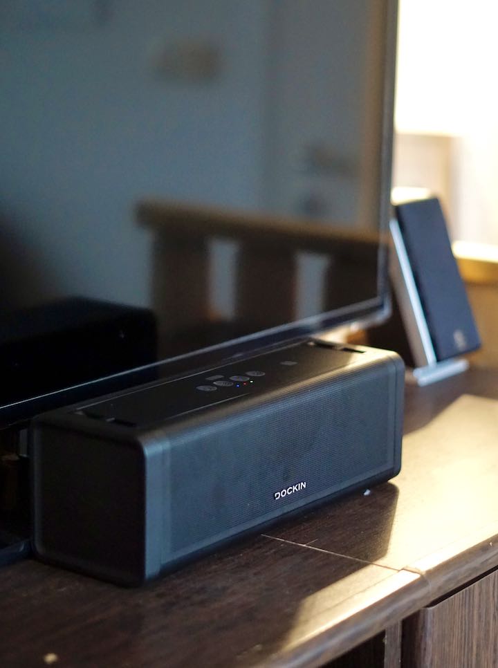 Bluetooth Musikbox steht vor einem Fernseher