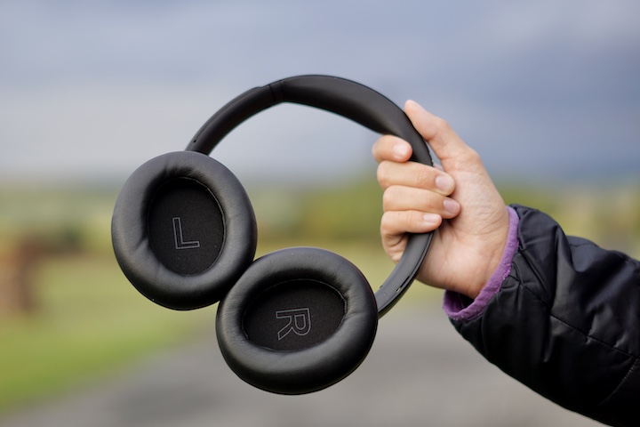 Hand haelt Bluetooth Headset fest