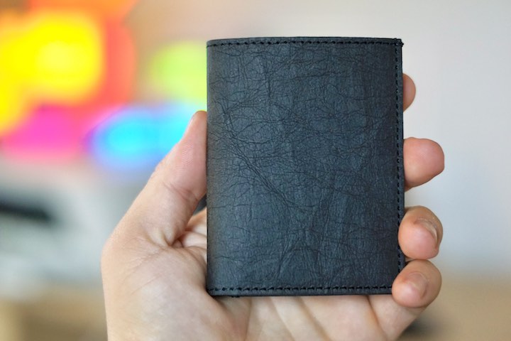 Hand haelt Slim Wallet fest