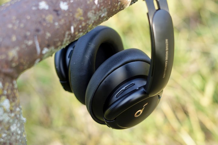 Headset haengt in der Natur