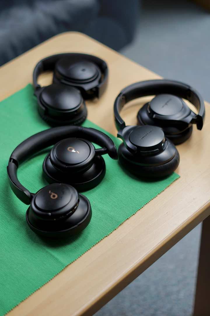 Mehrere Headsets liegen auf einem Tisch