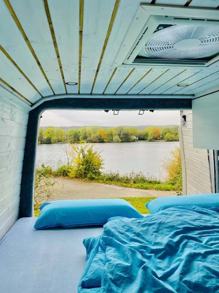 campervan aussicht auf einen see autark stehen
