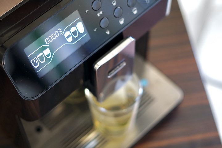Cecotec Display einer Maschine die gerade Tee kocht