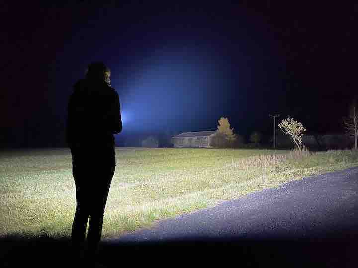 Mensch mit Taschenlampe von Olight im Dunkeln