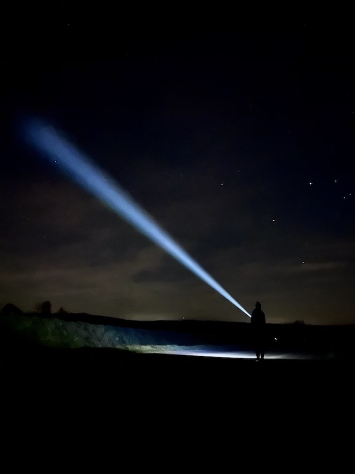 Olight Marauder 2 Taschenlampe leuchtet in den Sternenhimmel