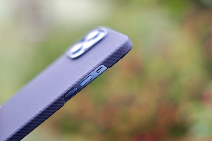 Pitaka Air Case an einem iPhone 12 Pro Max