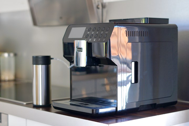 Serie Nera Kaffeemaschine steht in einer Kueche