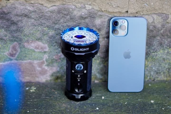 Taschenlampe steht neben einem blauen iPhone 12 Pro Max