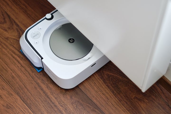 iRobot Braava M6 reinigt unter einer Heizung