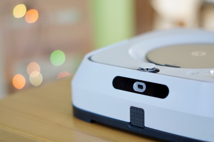 iRobot Wischroboter mit Bokeh im Hintergrund