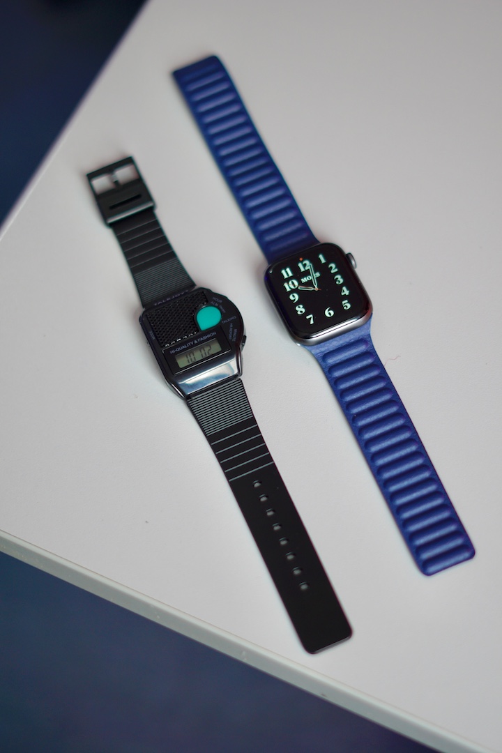 Armbanduhr und Apple Watch liegen nebeneinander