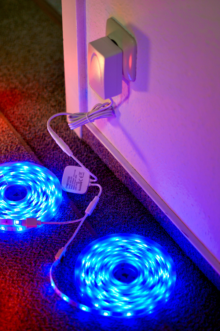 Blauer LED Smart Strip liegt bei einer Steckdose