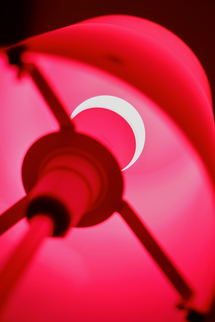 Meross Smart Bulb ist in einer Halterung und leuchtet rot