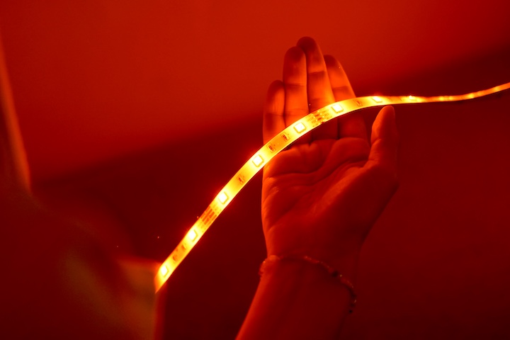 Roter LED Streifen liegt in einer Hand