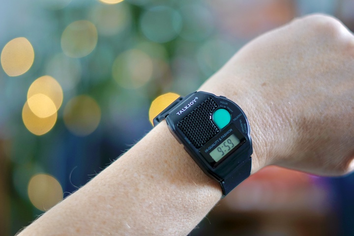 Talkjoy Armbanduhr an Arm mit Bokeh