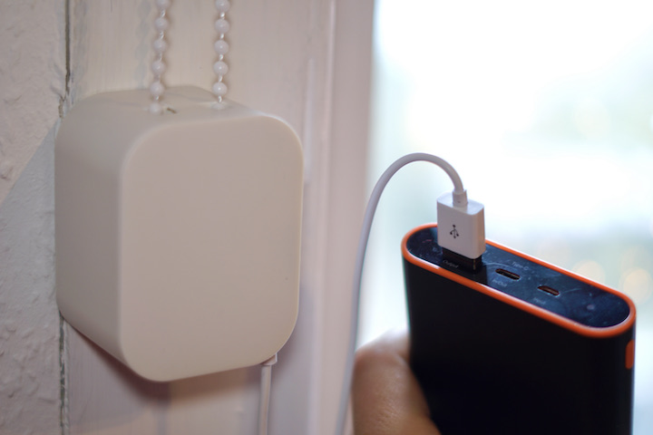 USB Kabel ist an Powerbank angeschlossen und liefert dem Rollomotor Strom