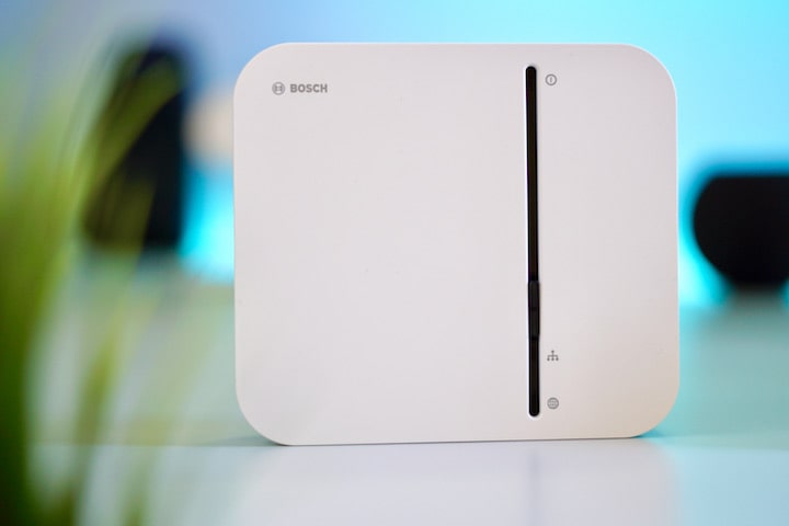 Bosch Smart Home Controller vor einer Pflanze