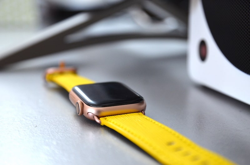 Bozen in Gelb an goldener Apple Watch