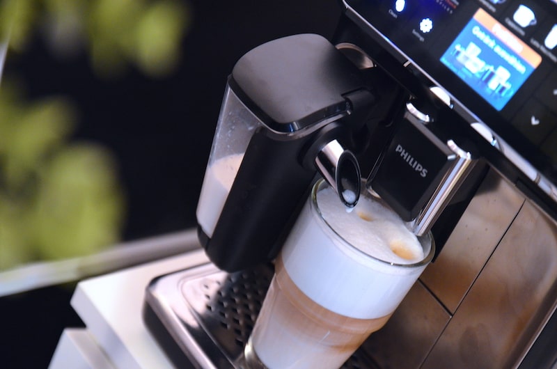 Latte Macchiato aus Philips 5400 Series Kaffeevollautomat
