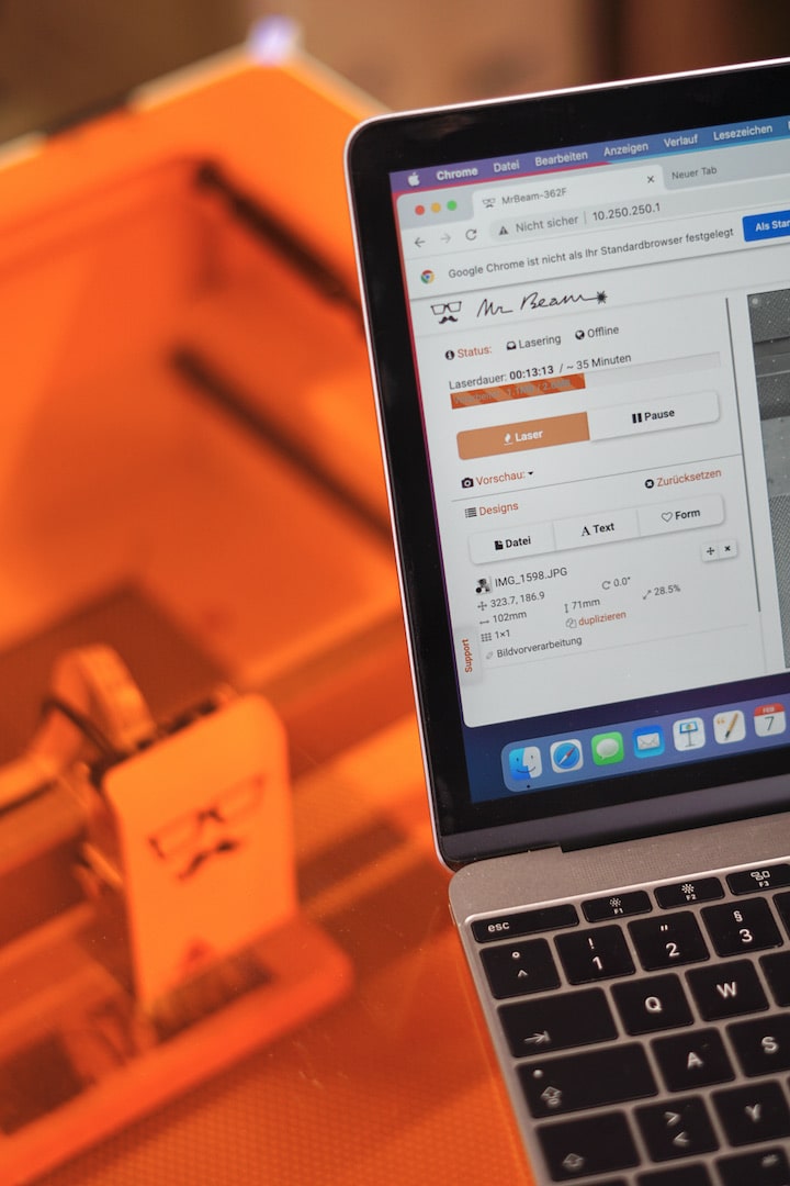 MacBook steht auf einem Graviergeraet
