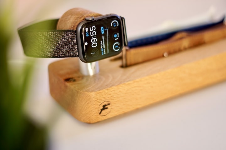 Apple Watch wird auf einer Charging Station geladen