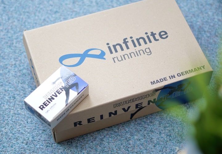 Schuhverpackung von Infinite steht auf Teppich