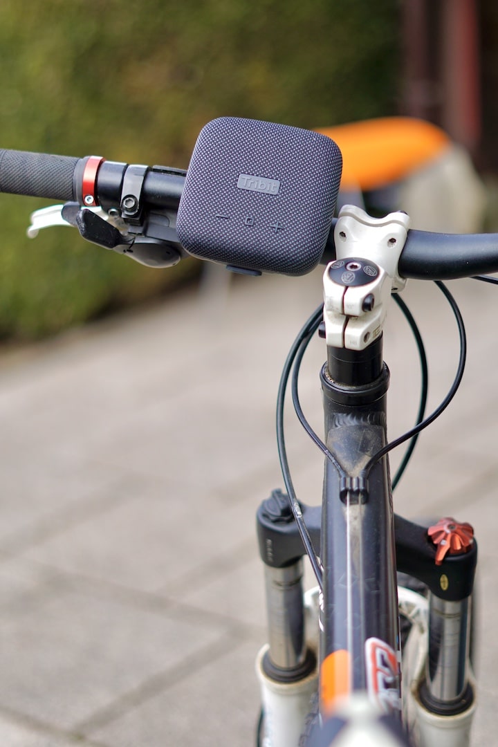 StormBox Micro ist an einem Fahrradlenker befestigt