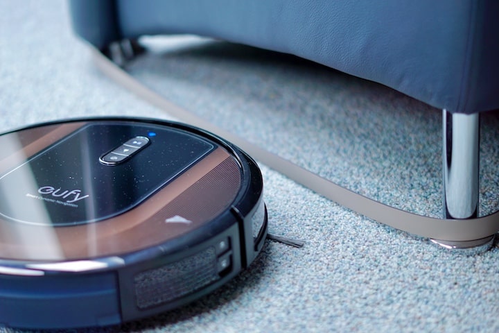 eufy RoboVac G30 Hybrid Saugroboter faehrt auf eine Bande zu