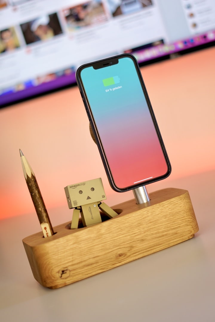 iPhone Desktop Stand mit Stift