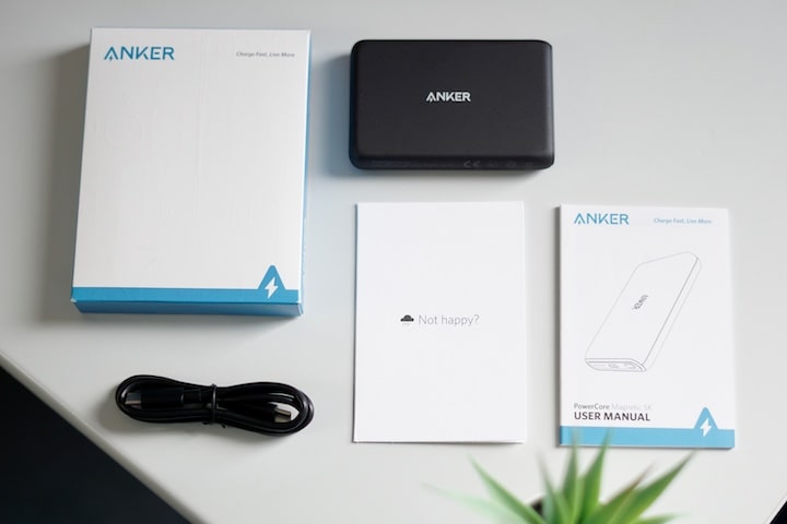 Anker Powerbank mit Zetteln und Ladekabel liegt auf einem Tisch