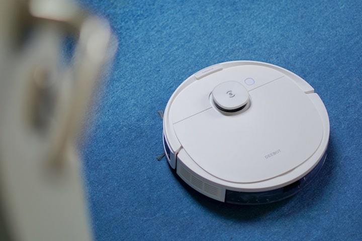 DEEBOT N8 Pro saugt blauen Teppich