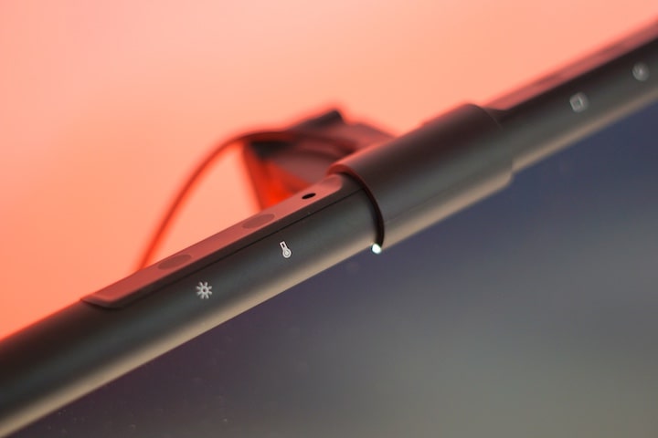 Desktop Lampe an einem Bildschirm mit Kabel