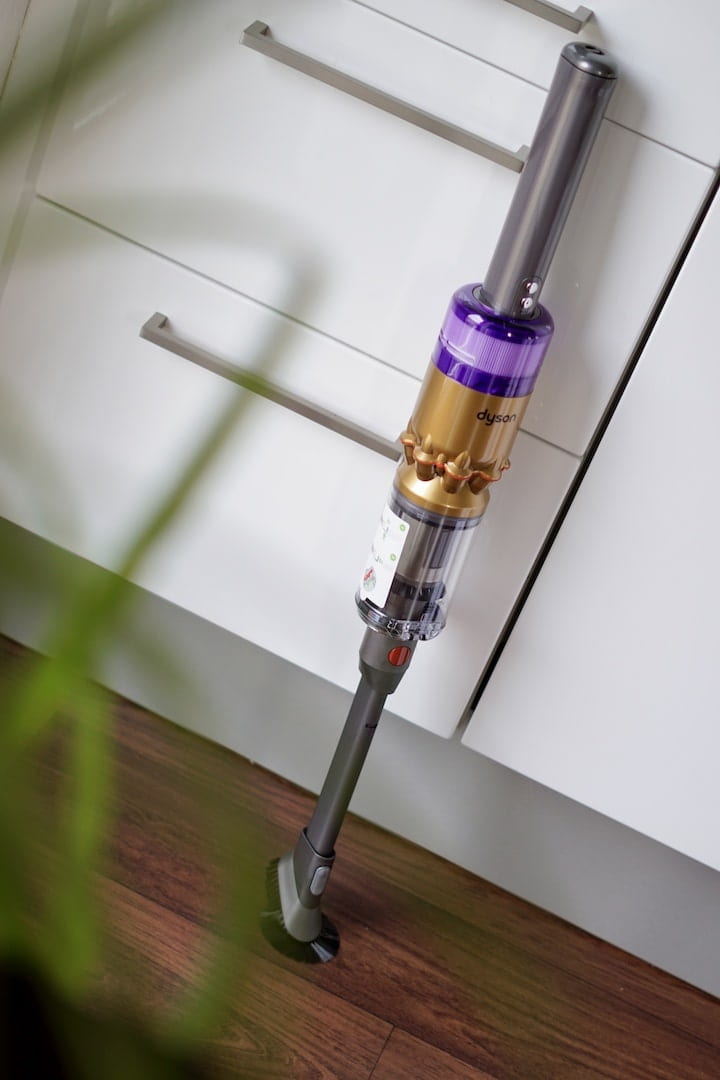 Dyson Omni Glide Akku Staubsauger steht in einer wei%C3%9Fen Kueche