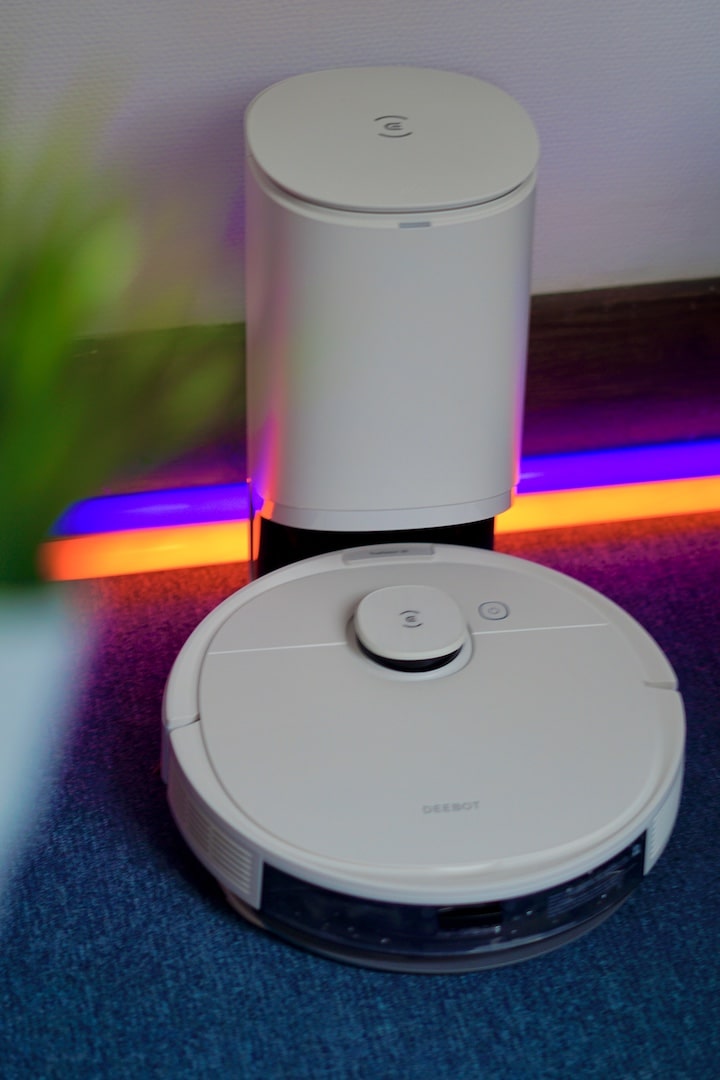 Ecovacs Roboter laedt an einer Absaugstation