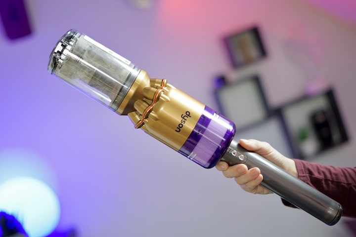 Hand mit Dyson Omni Glide Akkustaubsauger