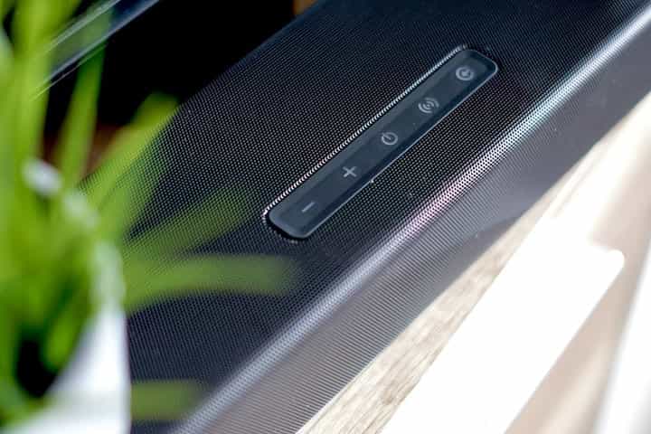 Knoepfe auf einer Soundbar neben einer Pflanze min