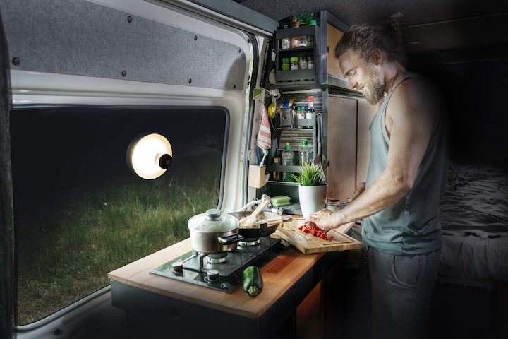 Lampe mit Saugnapf im Camper