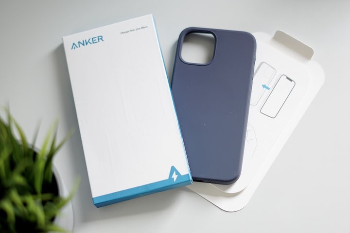 Magnetic Silicon Case in blau mit Verpackung