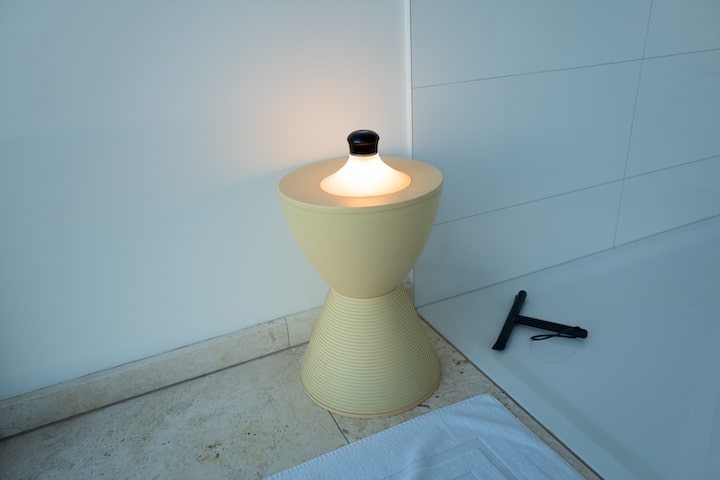 NEOZOON Lampe auf Hocker im Badezimmer