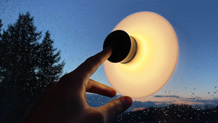 NEOZOON: Portable Lampe mit Saugkraft aus recycelbarem Material