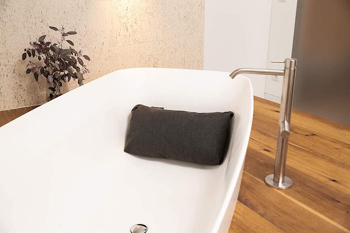 BADESOFA liegt in Badewanne