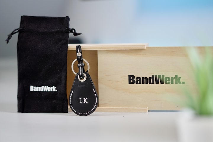 Bandwerk Tasche mit Anhaenger und Holz Kiste stehen nebeneinander