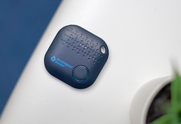 Bluetooth Tracker finder 2 auf einem Tisch