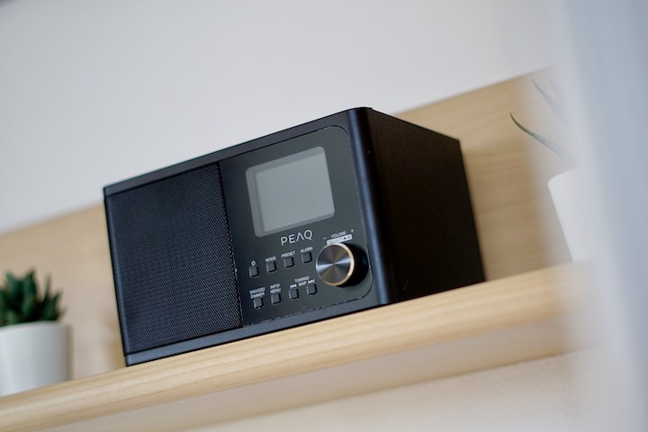 DAB Digitalradio in schwarz steht in einem Regal