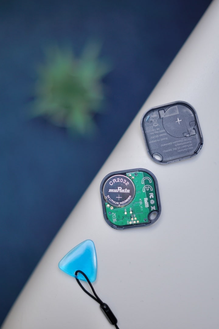 Elektronik im Inneren eines Blueooth Chips liegt auseinandergebaut auf einem Tisch