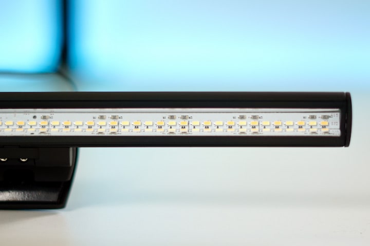 LEDs im Inneren einer Lampe fuer Bildschirme